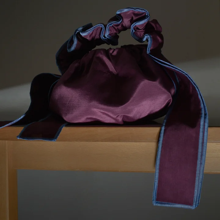 Scrunchie Sac, aubergine de Juslin Maunula