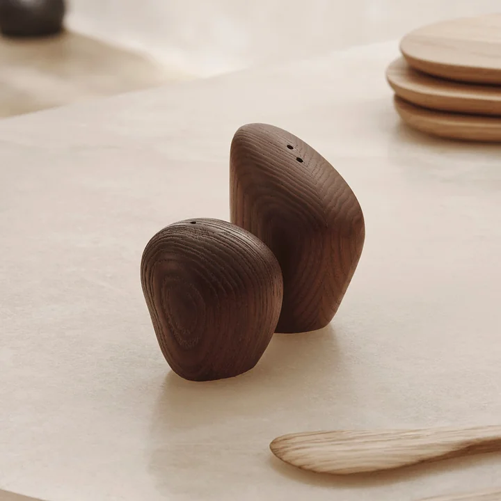 Ferm Living - Salière et poivrière Cairn, marron foncé (lot de 2)