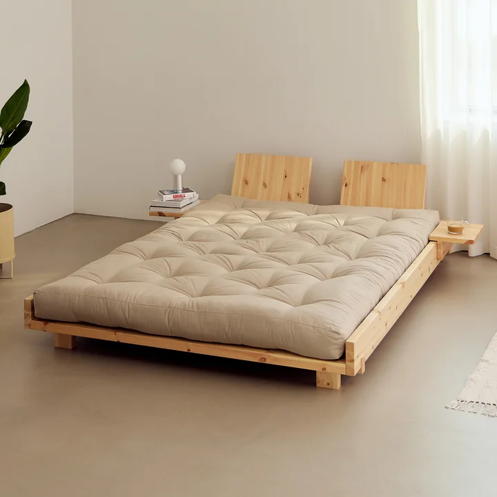 Karup Design - Social Lit avec dossier, 2 chevets et matelas beige, 140 x 200 cm, pin clair