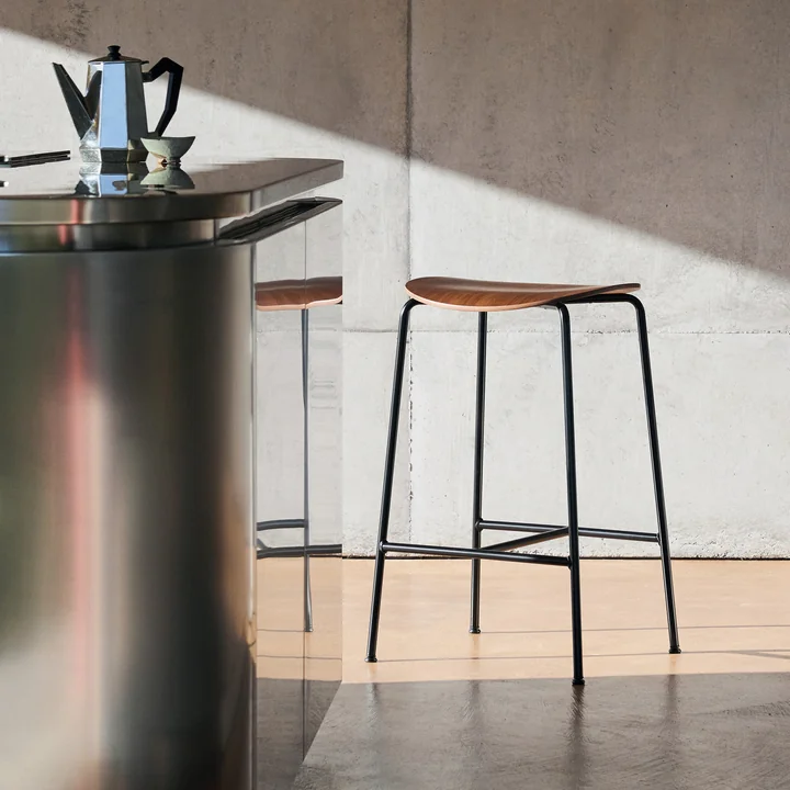 & Tradition - Pavilion AV37 Tabouret de bar, H 68 cm, Noyer