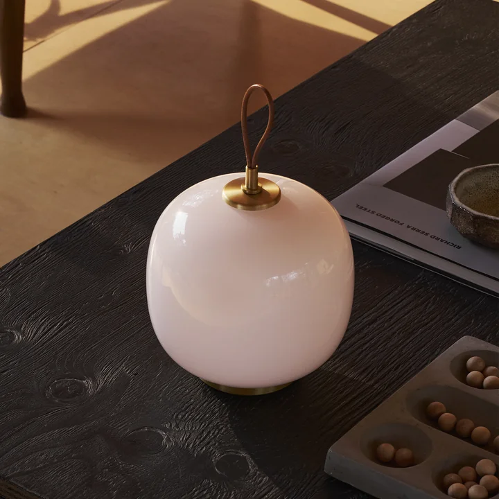 Louis Poulsen - VL45 Radiohus Portable LED lampe de table, laiton / glossy pale rose