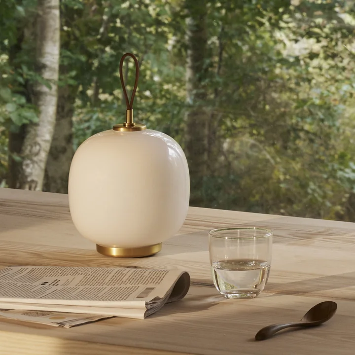 Louis Poulsen - VL45 Radiohus Portable LED lampe de table, laiton / glossy pale rose