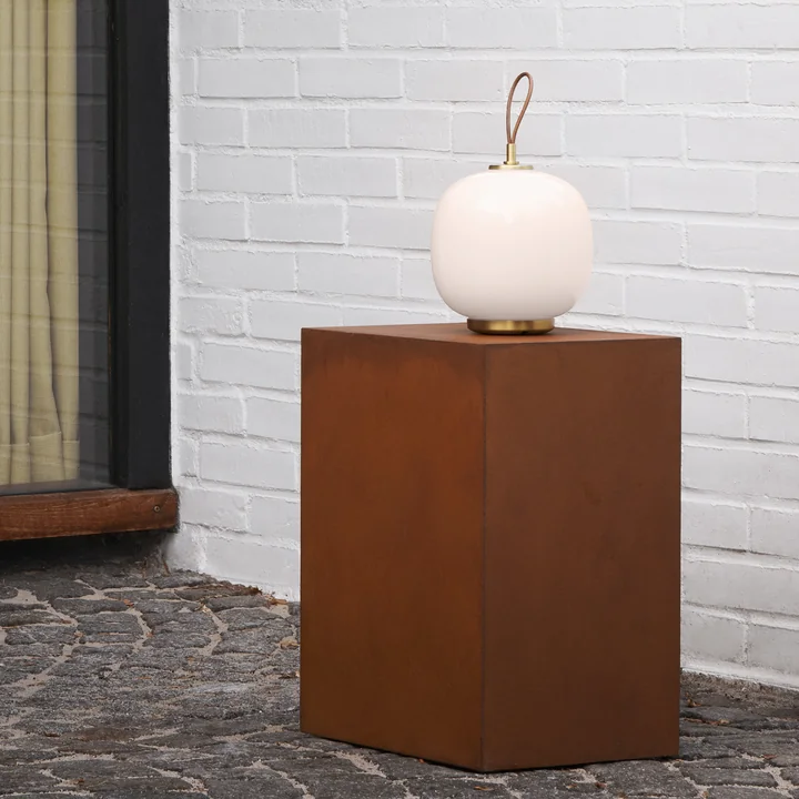 Louis Poulsen - VL45 Radiohus Portable LED lampe de table, laiton / glossy pale rose