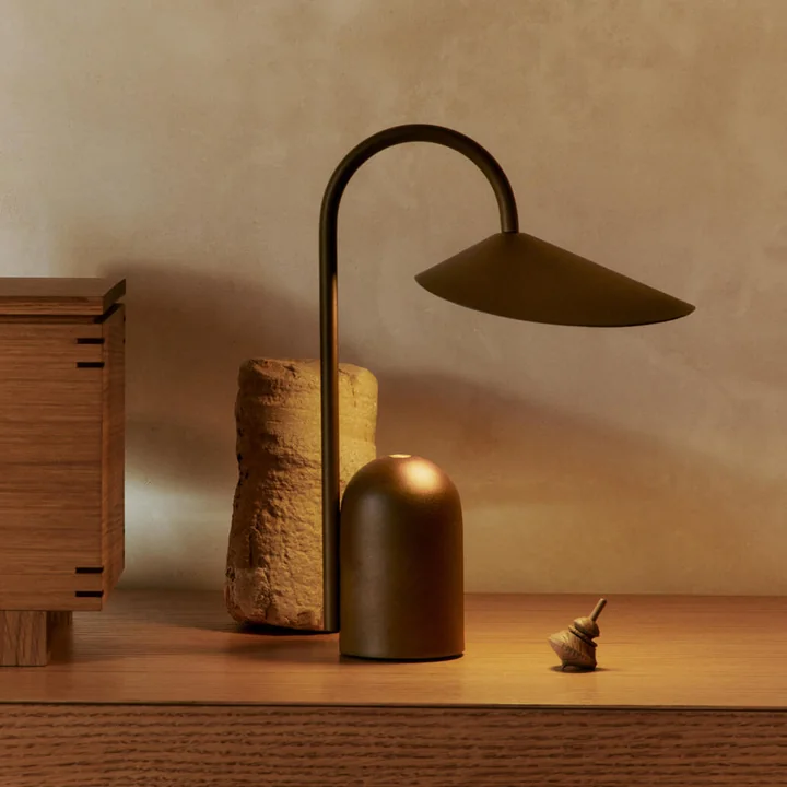 Ferm Living - Arum Lampe de bureau à LED rechargeable, dark chocolate