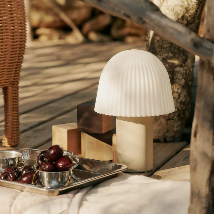 Ferm Living - Frill LED Lampe de table avec batterie, blanc / cachemire