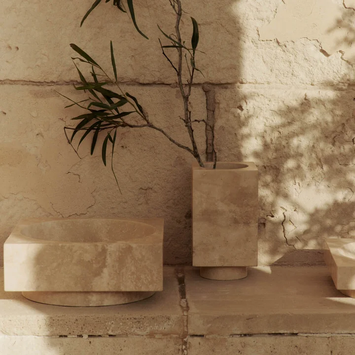 Ferm Living - Hew coupe décorative, H 11 cm et Hew vase, travertin