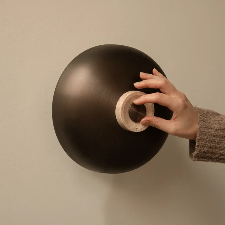 Audo - Reverse LED Applique murale, Ø 24 x H 15,5 cm, laiton bruni / pierre de travertin (câblage fixe)