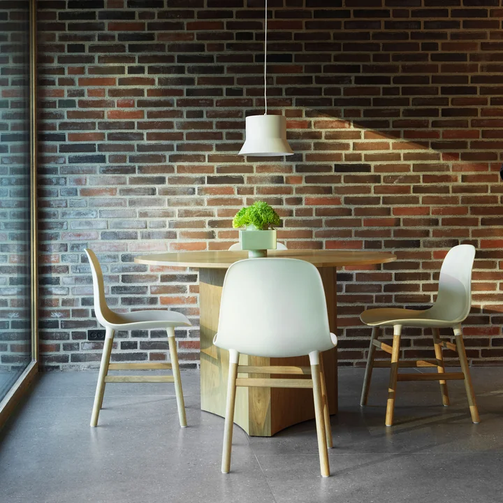Form chaise, chêne / blanc de Normann Copenhagen