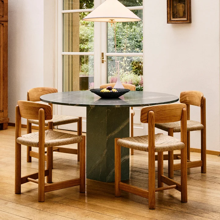 Gubi - Chaise Daumiller, pin doré / naturel