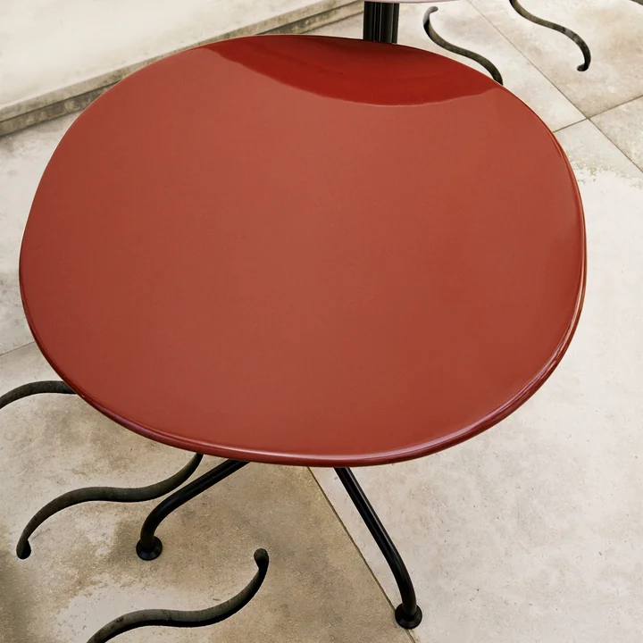 Gubi - Carmel Bistro Table de salon, 75 x 75 cm, noir / rock red
