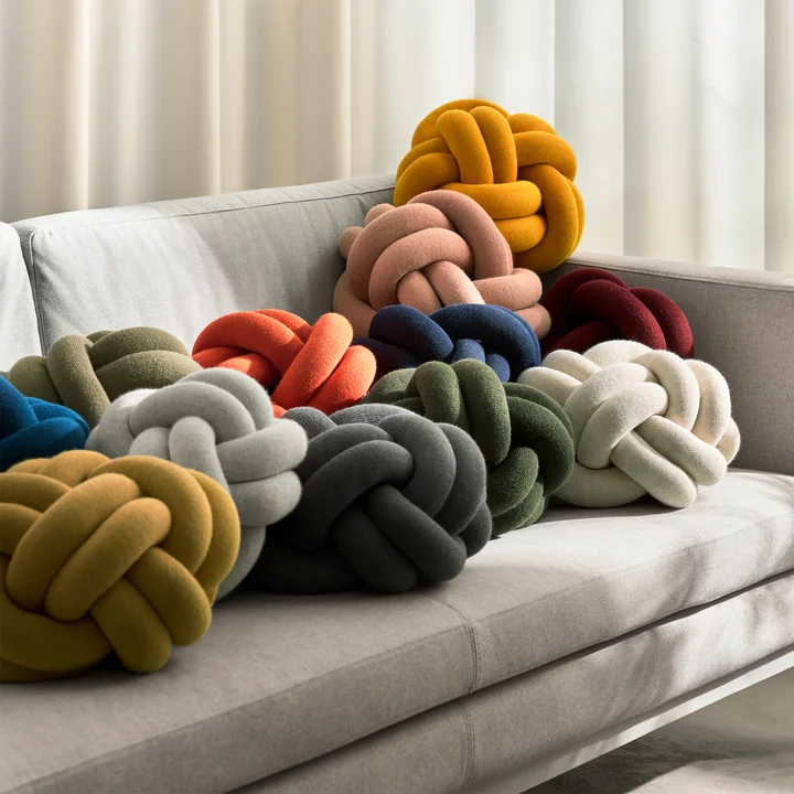Design House Stockholm - Knot Coussins, tas sur le canapé