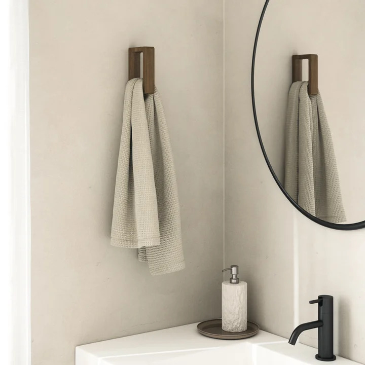 Andersen Furniture - Porte-serviettes Grip, frêne teinté foncé