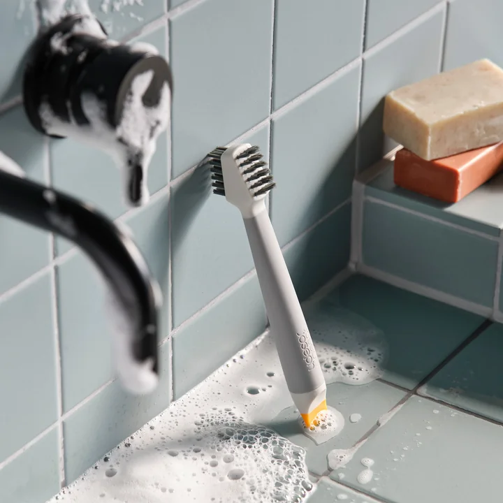 Joseph Joseph - CleanTech 3-en-1 Petite brosse de nettoyage avec manche, light stone