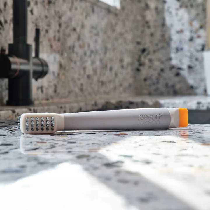 Joseph Joseph - CleanTech 3-en-1 Petite brosse de nettoyage avec manche, light stone