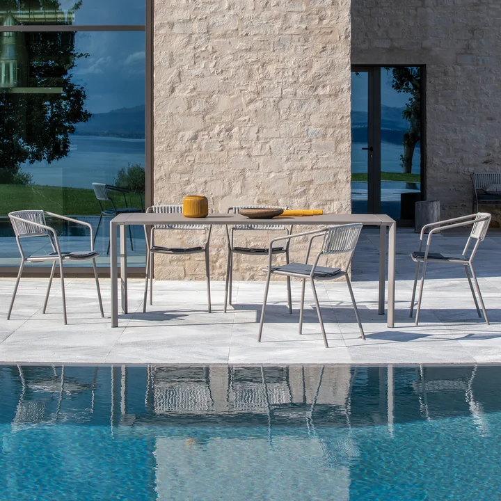 Vermobil - Chaise à accoudoirs Slot et table Fox, taupe