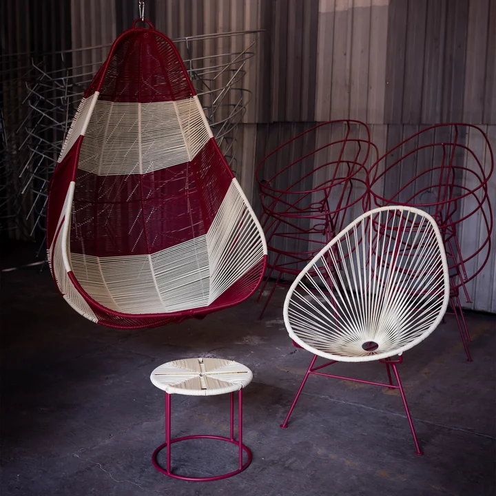 Acapulco Design - Acapulco Classic Chair, chaise suspendue et The Side Table, burgundy red