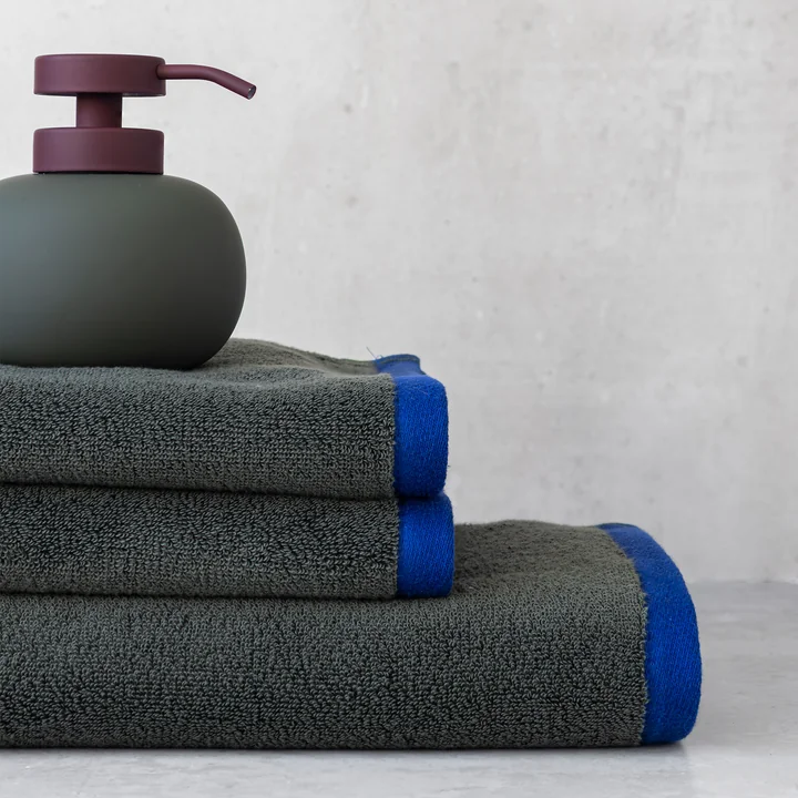 Mette Ditmer - Lotus Play Distributeur de savon, H 13 cm, olive foncé avec couvercle bordeaux