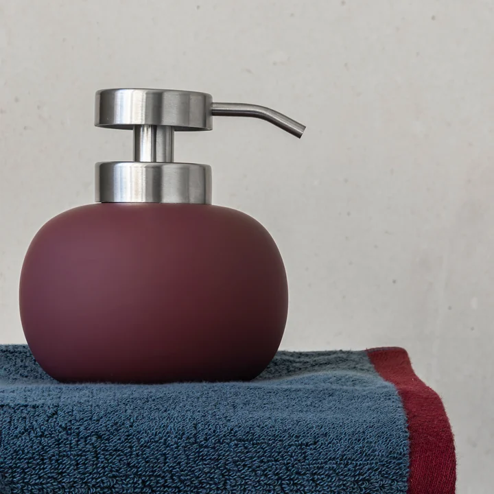 Mette Ditmer - Lotus Play Distributeur de savon, H 13 cm, bordeaux