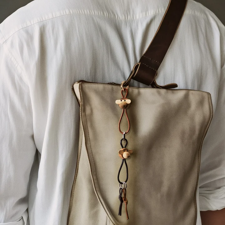 Kay Bojesen - Porte-clés singe, teck huilé / limba huilé / argent / cuir noir