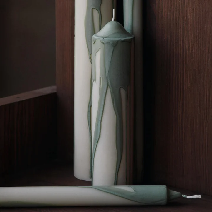 Ferm Living - Dryp Bougies en bloc et bougies sur tige, vert thé / blanc
