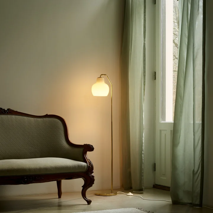 Louis Poulsen - VL Ring Crown lampe de table & lampadaire, laiton / opale