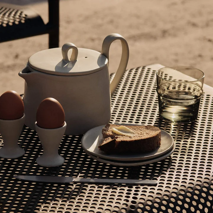 Ferm Living - Flow théière, 150 cl et coquetier, blanc cassé moucheté