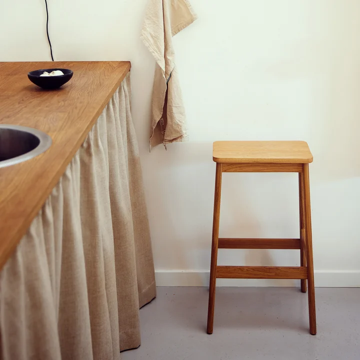 Form & Refine - Angle Tabouret de bar H 65 cm, chêne huilé