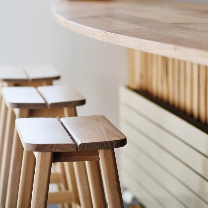 Form & Refine - Angle Tabouret de bar H 65 cm, chêne huilé