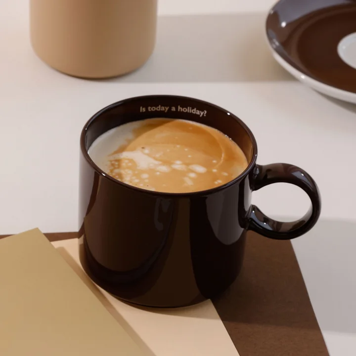 Design Letters - Nordic Jumbo Tasse en porcelaine, Is today a holiday / marron