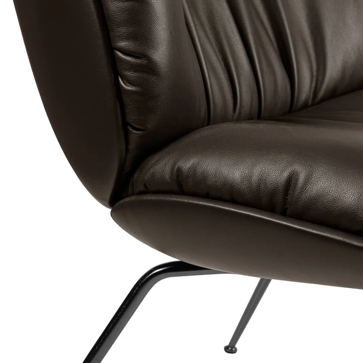 Gubi - Beetle Soft Lounge Chair, rembourrage intégral, noir mat / Coffee (Smooth Leder)