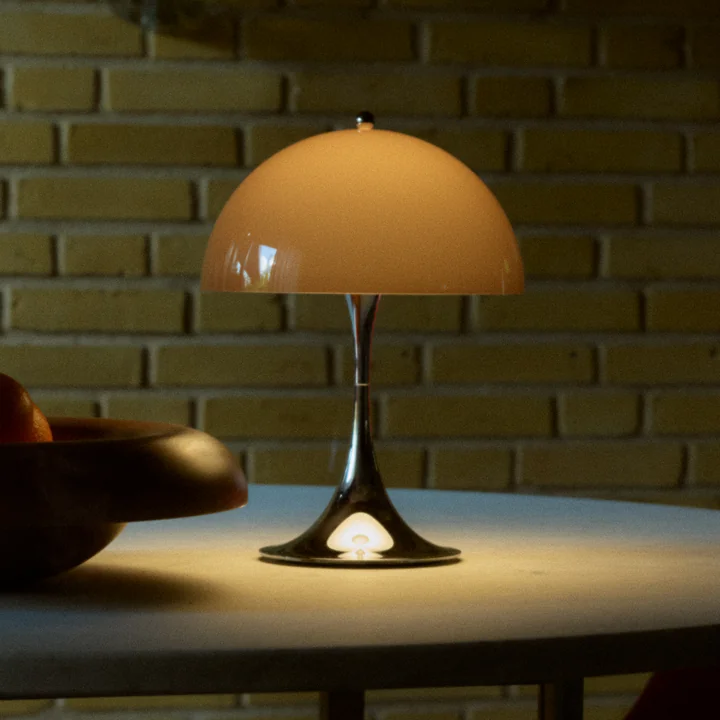 Louis Poulsen - Panthella 250 Portable V3 Lampe de bureau à LED rechargeable, chromée / originale opale brune