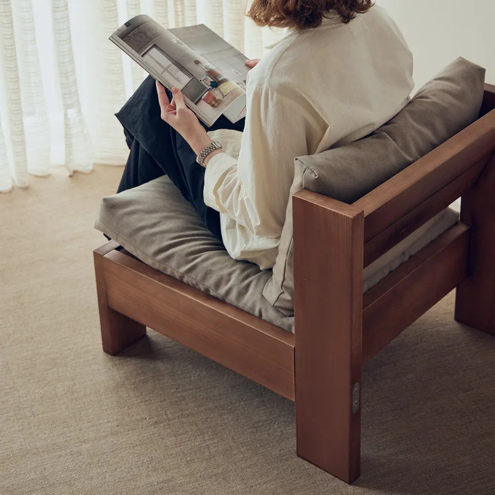 Form & Refine - Icon Fauteuil de salon, pin laqué mat, marron profond