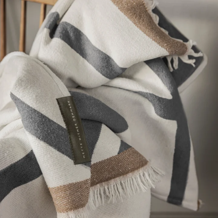 Mette Ditmer - Shadow Couverture, 130 x 175 cm, blanc cassé / gris