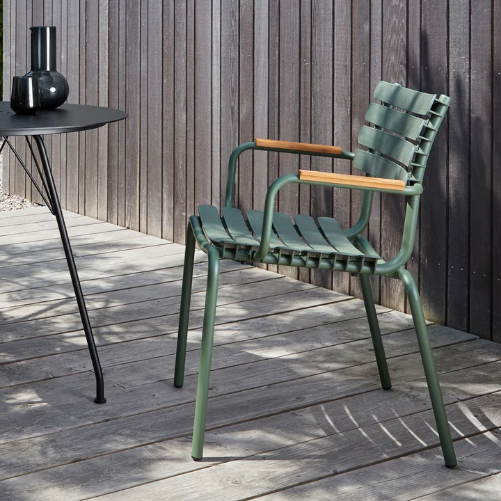 HOUE - ReCLIPS Outdoor Dining chaise à accoudoirs, vert olive / bambou