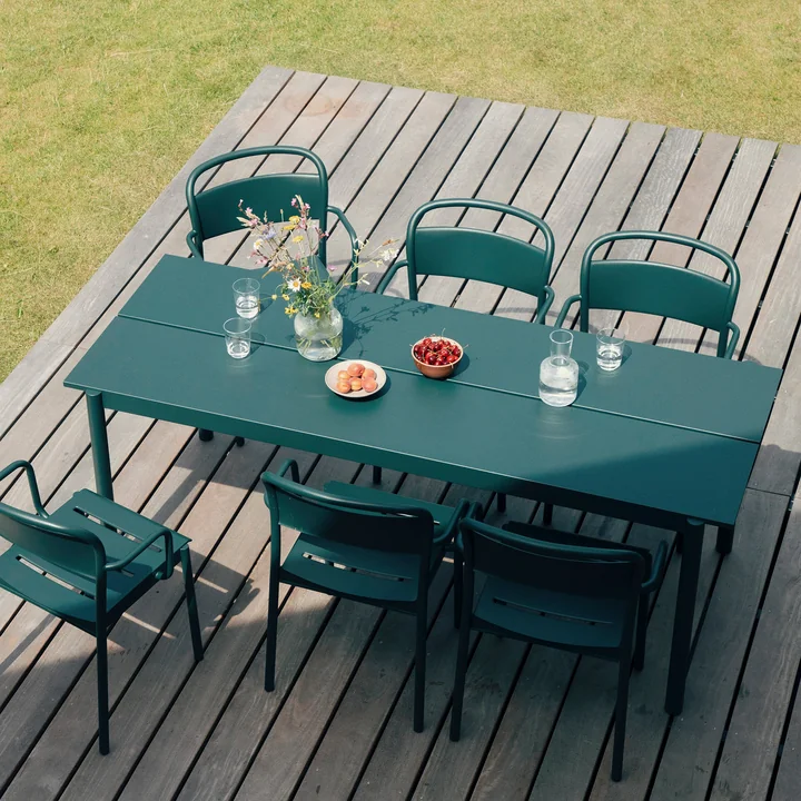 Muuto - Linear Steel Outdoor Table de jardin et chaise avec accoudoirs, vert foncé