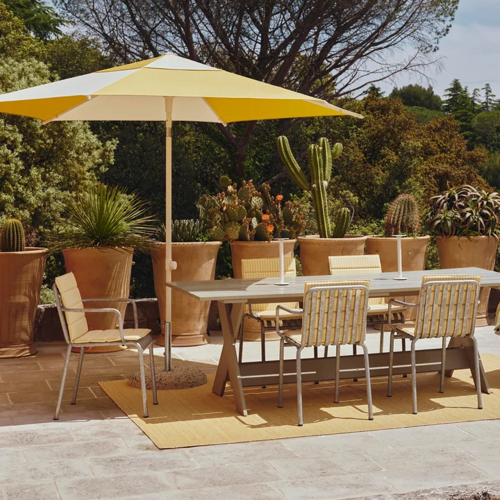 HAY - Chaise à accoudoirs « Palissade », galvanisée à chaud, et parasol « Terrazza »