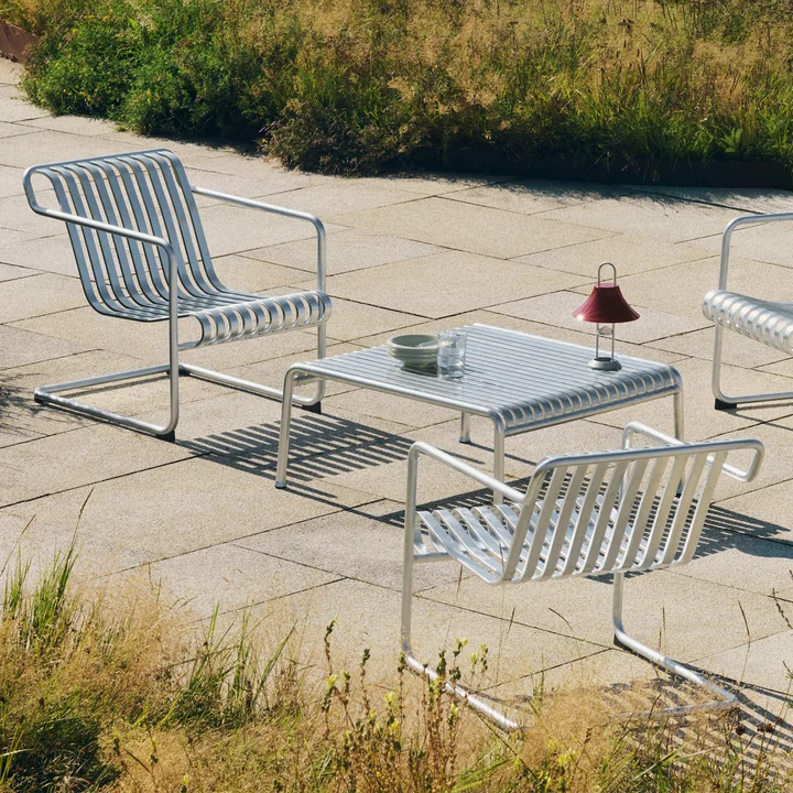 HAY - Table d'appoint et fauteuil lounge bas « Palissade », hot galvanised