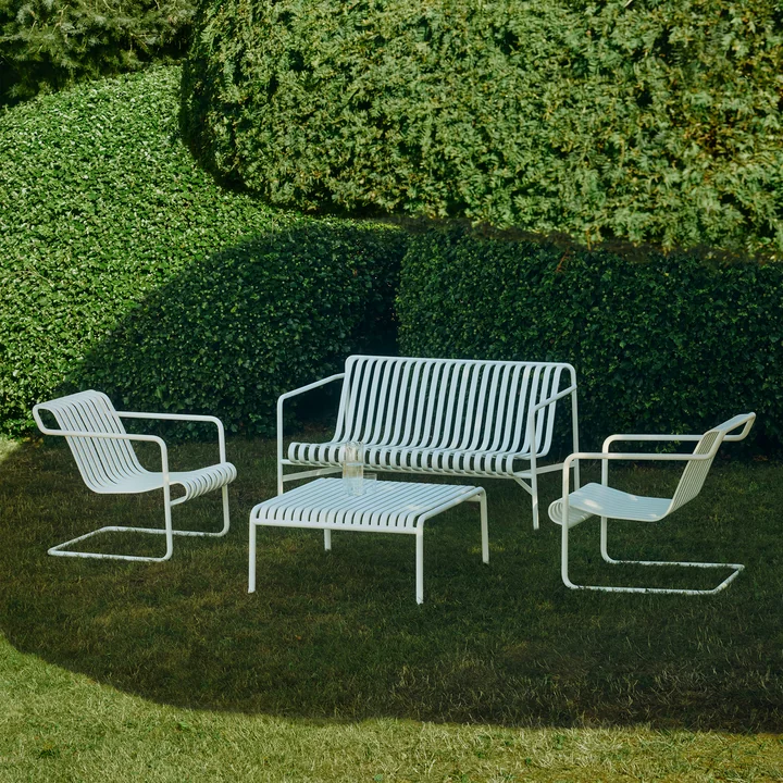 HAY - Table d'appoint « Palissade », canapé lounge et fauteuil lounge bas, blanc crème