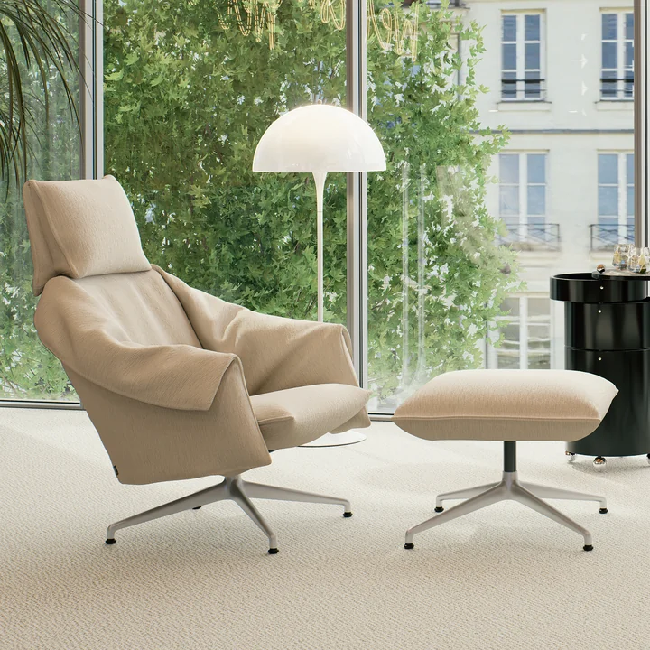 Vitra - Bascule Highback & Ottoman, piètement à 4 branches en aluminium couleur craie, revêtement F80 Iroko crème