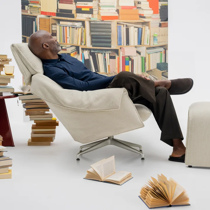 Vitra - Highback Bascule, cadre à 4 branches en aluminium couleur craie, revêtement F80 Iroko crème