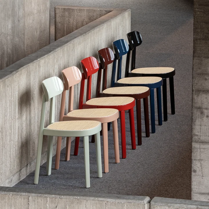 Thonet - 118 chaises, laquées brillantes