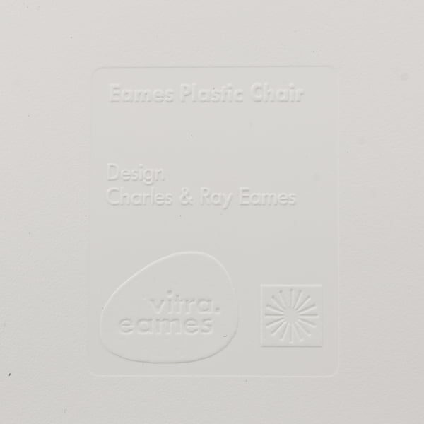 La veinure du bois de la réédition de la chaise Eames Plastic Side Chair DSW détaillée.