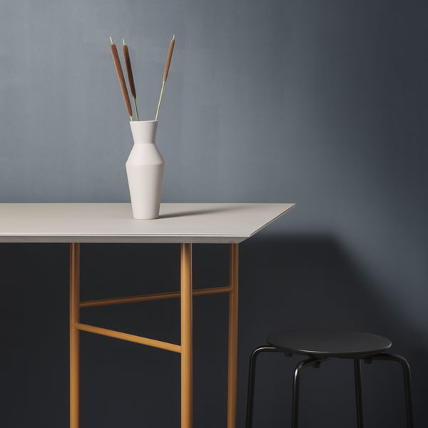 Associez le plateau et la base de la table avec le Corset Vase Sculpt