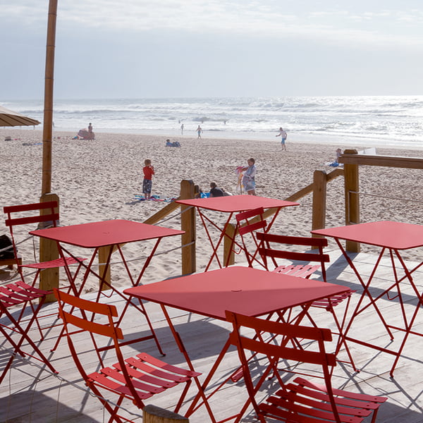 Chaises et tables pliantes Bistro en rouge