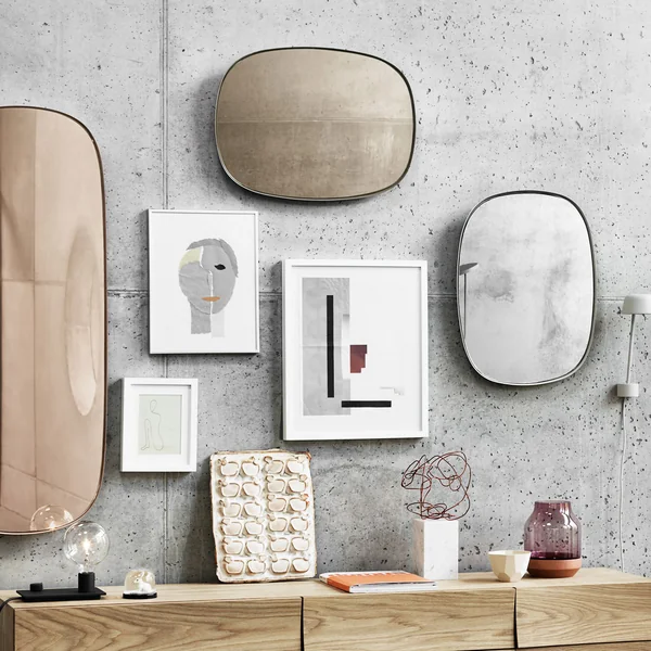 Miroirs encadrés sur le mur du salon