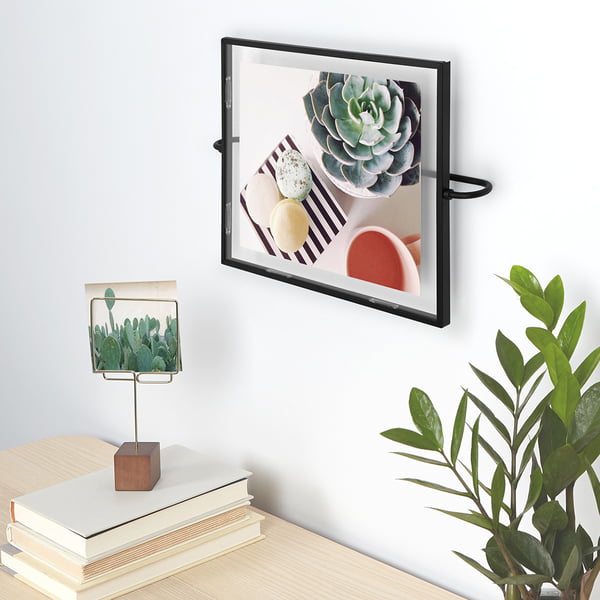 Umbra - Cadre Phantom, 41 x 25 cm en noir placé sur la table