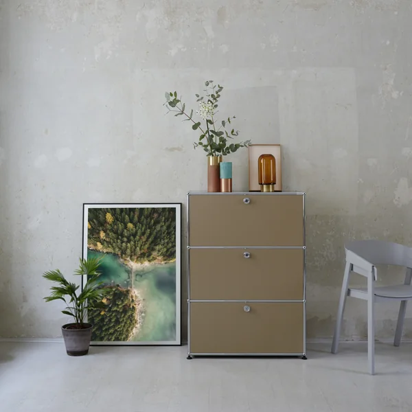 Le buffet haut S avec trois portes abattantes de USM Haller mis en scène de manière décorative