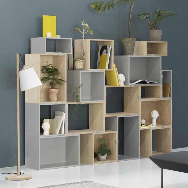 Système d'étagères Stacked 2.0 par Muuto en chêne et gris clair