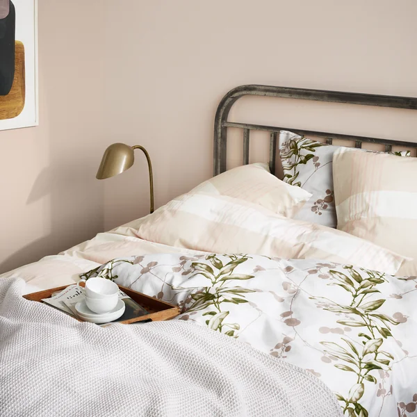 Le Land couvre-lit de Juna sur le lit