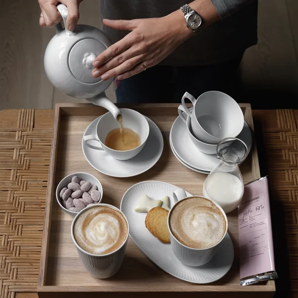 Blanc Cannelé Tasse, pot et assiette de Royal Copenhagen sur la table du café